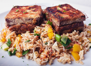 Knuspriger Erdnusscreme-Tofu auf Kokos-Gemüse-Reis